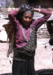 /medias/customer_2/EXPOSITIONS VIRTUELLES/OTHONY HEDE VISAGES/Femme a Pokhara au Nepal en 1971_jpg_/0_0.jpg
